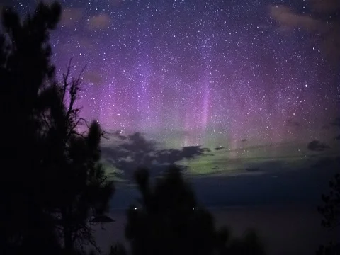Northern Lights and Sparse Clouds 動画素材 80137881