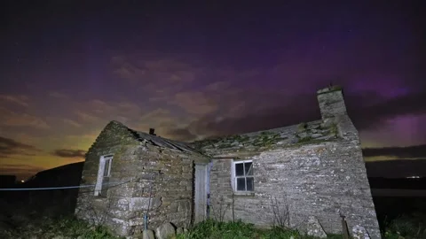 Northern lights time lapse at an abandoned cottage in Orkney in 4k Stock-Footage 306407036