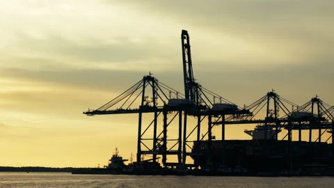 Northport loading ship panning timelapse Stock-Footage 204852662