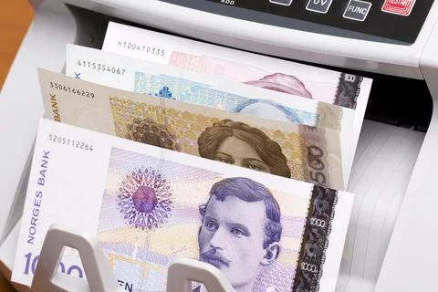 Norwegian crown in the counting machine Foto stock