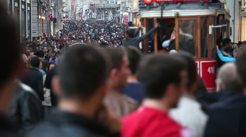 Nostalgic tram and crowd beyoglu editorial 库存影片 58144549