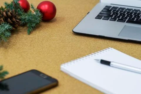 Not completed list of goals in a notebook on a wooden table with Christmas Foto stock