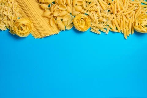 Not prepared a dry paste of different species on a blue background in various Foto stock