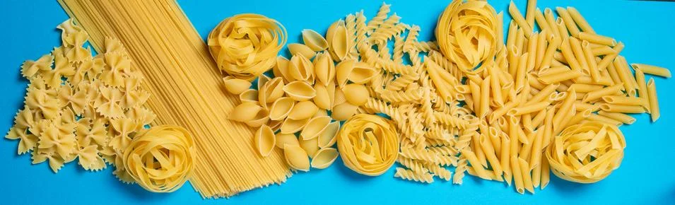 Not prepared a dry paste of different species on a blue background in various Foto stock