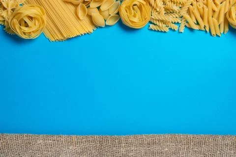 Not prepared a dry paste of different species on a blue background in various Foto stock