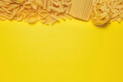 Not prepared a dry paste of different species on a yellow background in vario Foto stock