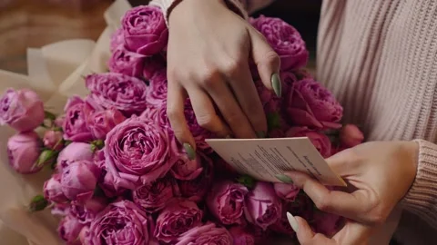 A note in a bouquet of flowers. Video stock 143971124