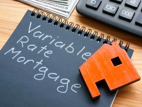 Note with inscription variable rate mortgage VRM and model of house. Fotos de archivo