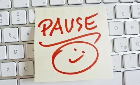 A note on the keyboard of a computer as a reminder: Pause Austria Stock Photos