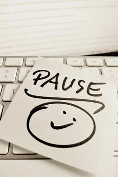 A note on the keyboard of a computer as a reminder: Pause Austria Stock Photos