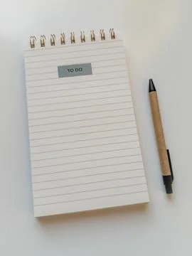 Note pad clean page with to do list sticker and pen close up Foto stock