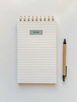 Note pad with to do list empty page with a pen on white table Foto stock