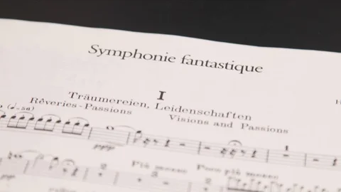 Note paper macro shot / Symphonie fantastique / Träumereien Leidenschaften Vídeos de archivo 108370979