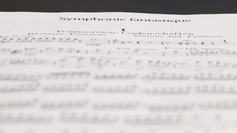 Note paper macro shot / Symphonie fantastique / Träumereien Leidenschaften Vídeos de archivo 108371024