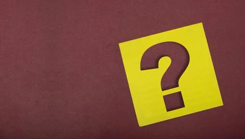 Note paper with question mark on brown banner background Foto stock