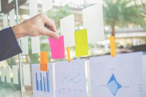 Note paper reminder schedule board. Business people meeting and use post it n Stock-Fotos