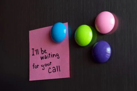 A note on the refrigerator waiting for call. Foto stock