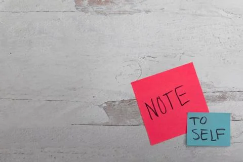 Note to self message of retrospect remembering wooden background Stock Photos