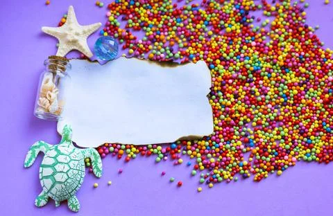 Note with starfish, turtle, seashell bottle flatly. A paper page burnt edges. Foto stock