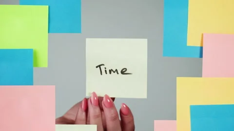 Note sticker on transparent glass close-up. Working in office, creative designer Видео 182008999