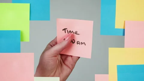 Note sticker on transparent glass close-up. Working in office, creative designer Vídeo Stock 182011391