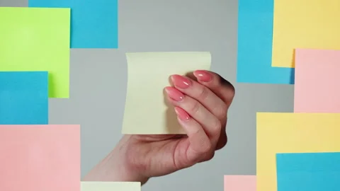 Note sticker on transparent glass close-up. Working in office, creative designer Vídeo Stock 182015667