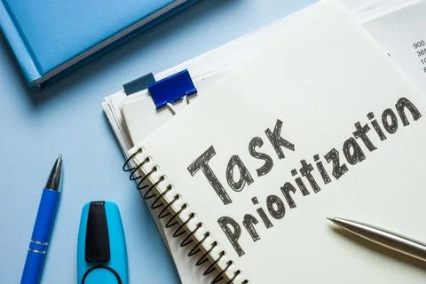 Note on task prioritization symbolize efficiency and organization. Foto stock