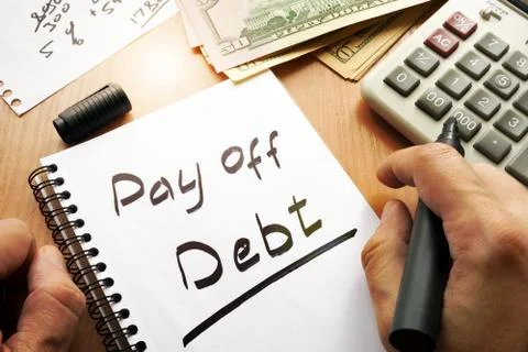 Note with words pay off debt concept. Foto stock