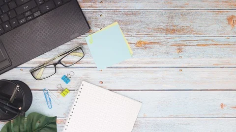 Notebook and pen appear on work table with business supplies - Stop motion Vidéo 128587216