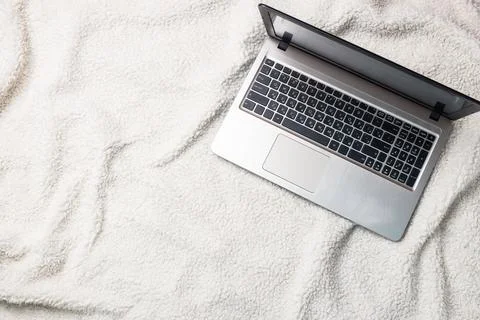 Notebook Computer lying on a white wool blanket. Concept of working and lea.. Foto stock