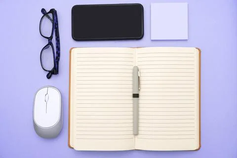 Notebook With Important Messages On Desk With Coffee, Phone And Glasses. Crutial Foto stock