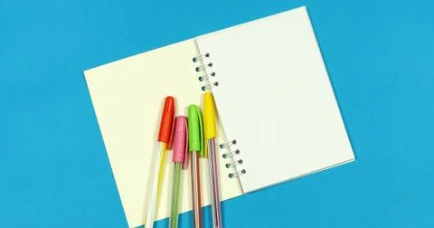 A notebook opens to him ballpoint pens crawl. Foto stock