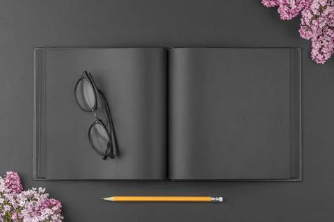 Notebook with pen and lilac. Foto stock