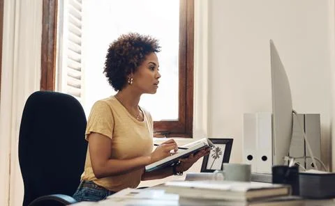 Notebook, reading and computer with business woman in office for finance ledger Foto stock