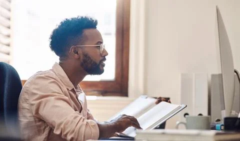 Notebook, report and computer with business man in office for finance ledger Foto stock