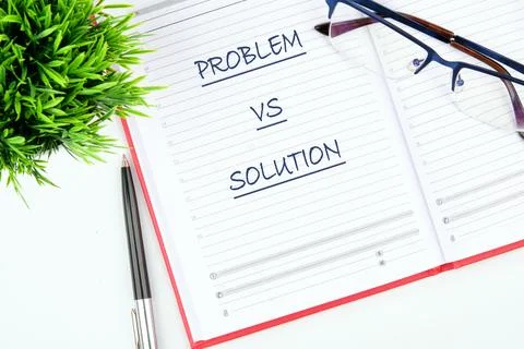 A notebook shows the words problem and solution written clearly. A pen and a  库存照片