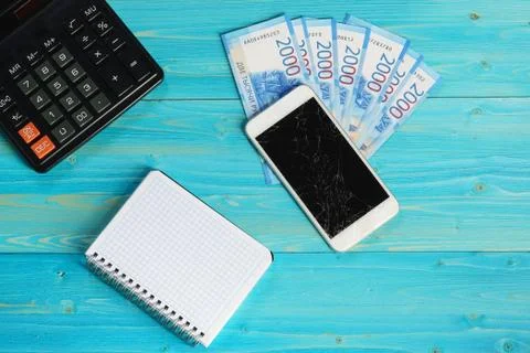 Notebook, smartphone with a broken screen and fourteen thousand rubles new bi Stock-Fotos