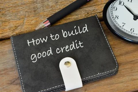 Notebook written with question HOW TO BUILD GOOD CREDIT. 스톡 사진