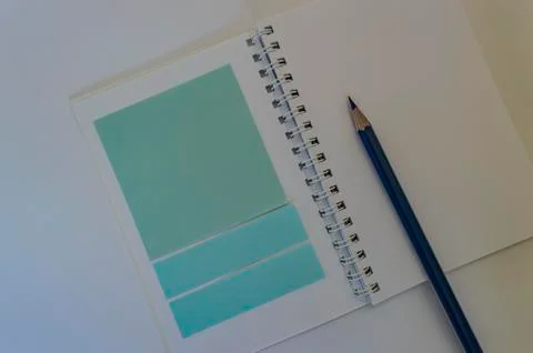 Notepad and blue stickers for notes and pencil letters on a white background  Foto stock