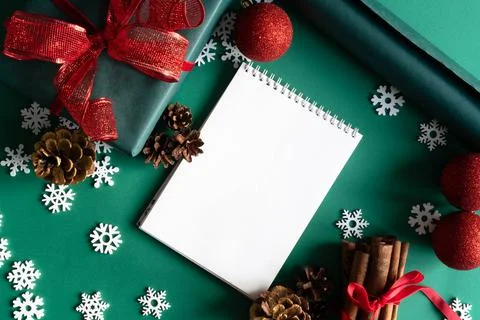 Notepad and gift boxes on a green background . Foto stock