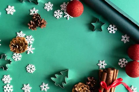 Notepad and gift boxes on a green background . Foto stock
