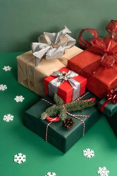 Notepad and gift boxes on a green background . Stock Photos