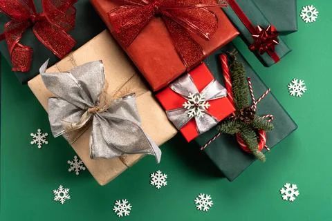 Notepad and gift boxes on a green background . Stock Photos