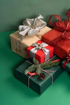 Notepad and gift boxes on a green background . Stock Photos