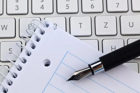A notepad and the keyboard of a computer. Take notes and save them. Austria Foto stock