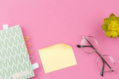 Notepad and sheets for notes on pink background. Foto stock