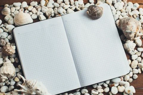 Notepad around him shells Foto stock