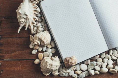 Notepad around him shells Foto stock