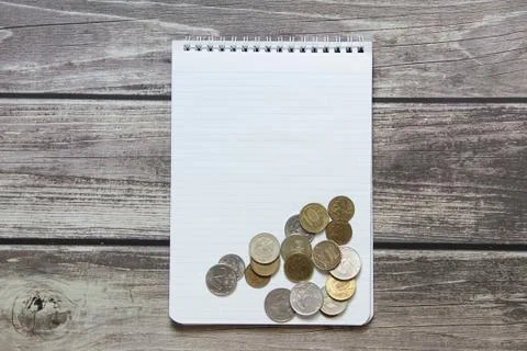 Notepad with a blank white sheet in a checker paper with russian coins lies o Foto stock