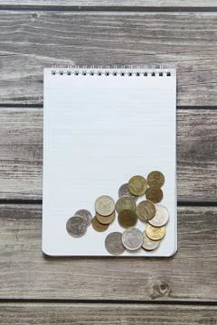 Notepad with a blank white sheet in a checker paper with russian coins lies o Foto stock